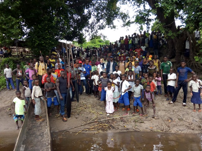 Photo de famille après entretien entre l'équipe Caritas et la communuaté Yalindiko, au bord de la rivière Itimbiri (Ph. GM kamandji)