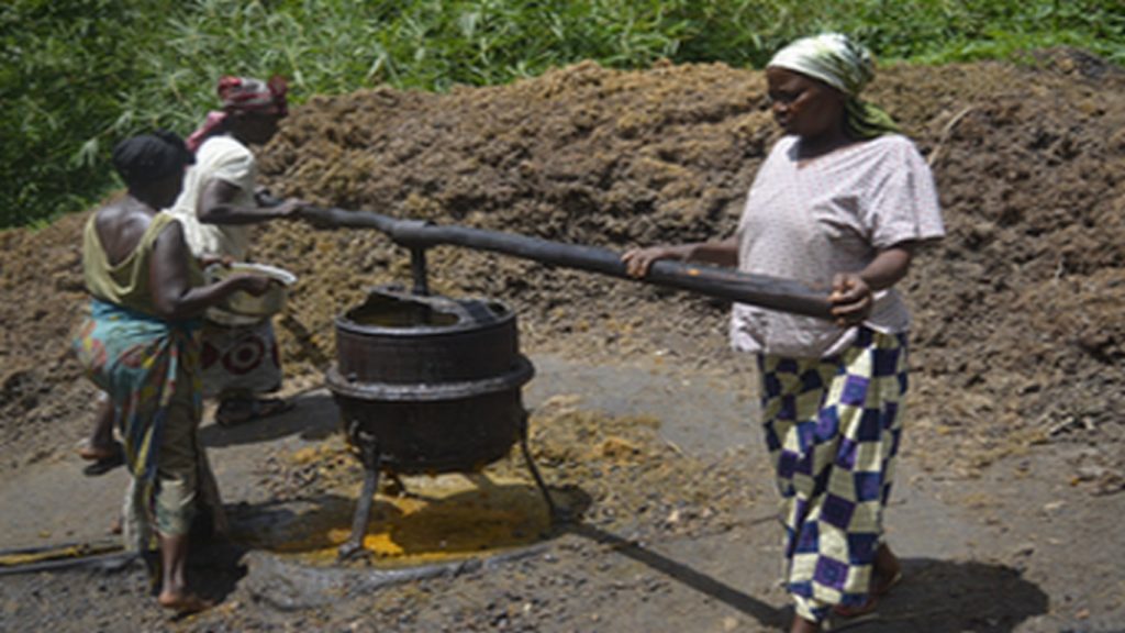 femme_presse_huile2-e5e