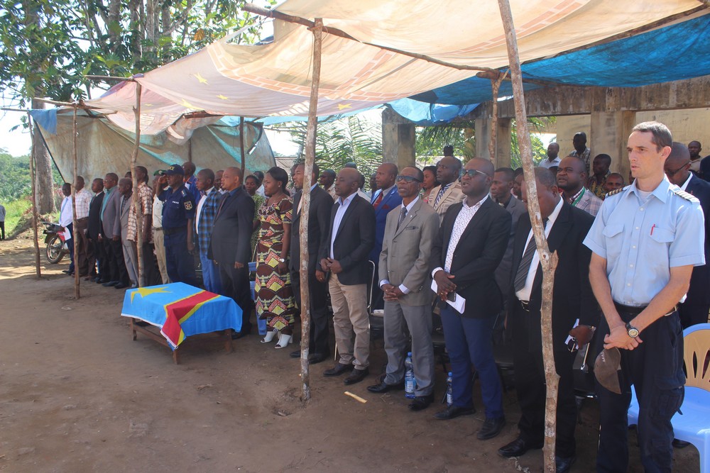 Vue des Officiels chatant l’hymne national