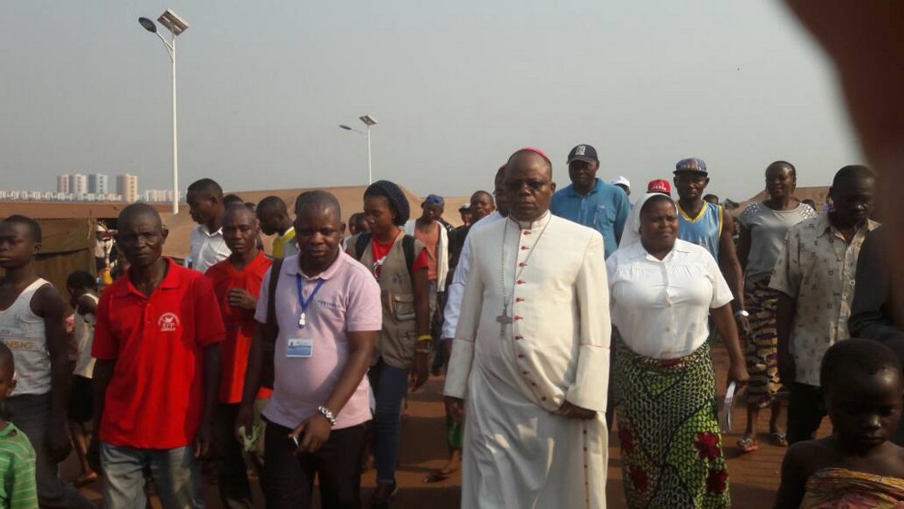 Mgr Mwanama visitant des habitants du Kasaï réfugiés en Angola voisin