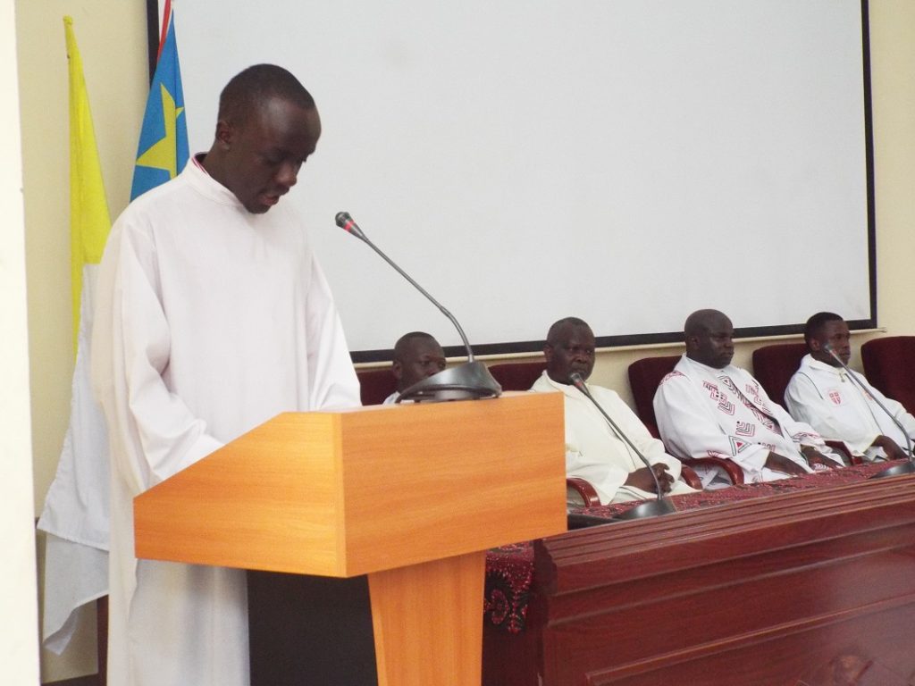 Le prêtre célébrant principal et ses confrères célébrants lors de l'Eucharistie