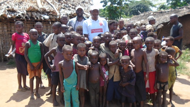 Abb-Paulin-avec-des-enfants-Pygmes-ced