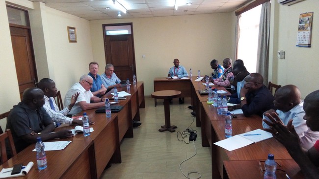 Mr Volker (2ème à partir de gauche) en séance de travail avec le Satff de Caritas Congo Asbl