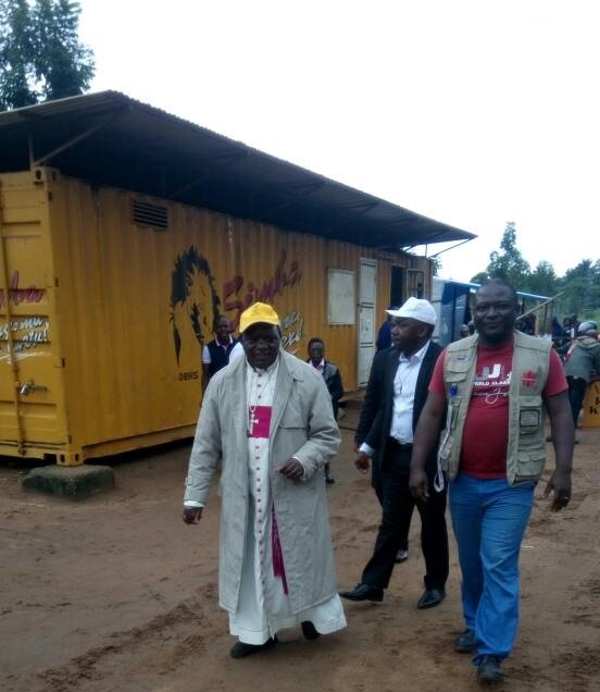 Mgr Melchisédech SIKULI Paluku los de sa descente sur terrain à Mandina où il s’est fait vacciner afin d’encourager les personnes à risque à se présenter auprès des autorités sanitaires Mgr Melchisédech SIKULI Paluku los de sa descente sur terrain à Mandina où il s’est fait vacciner afin d’encourager les personnes à risque à se présenter auprès des autorités sanitaires
