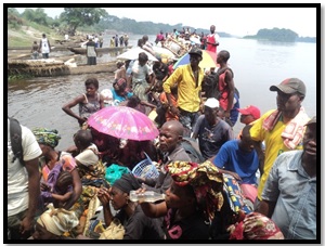 Les rescapés de l’accident du 18 août 2018 : retour vers Isangi à bord d’une pirogue. 