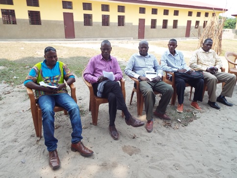 Les autorités ou leur représentant écoutant les explications leur fournies lors du lancement du Programme. Les autorités ou leur représentant écoutant les explications leur fournies lors du lancement du Programme.