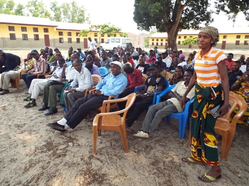 Une vue de l’assistance dans la cour de la Paroisse de Mvululu lors du lancement du Programme Une vue de l’assistance dans la cour de la Paroisse de Mvululu lors du lancement du Programme