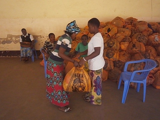 Remise-du-kit-une-maman-sinistr-e-d-Irambo-3fb