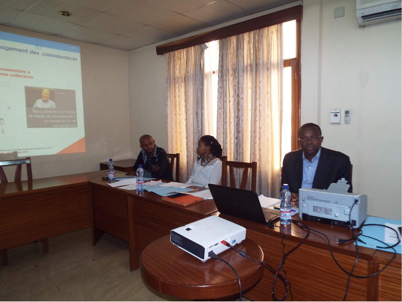 Mr Paul-Martial AGBOBLI (1èr à votre droite) dispensant des enseignements lors de l’atelier.