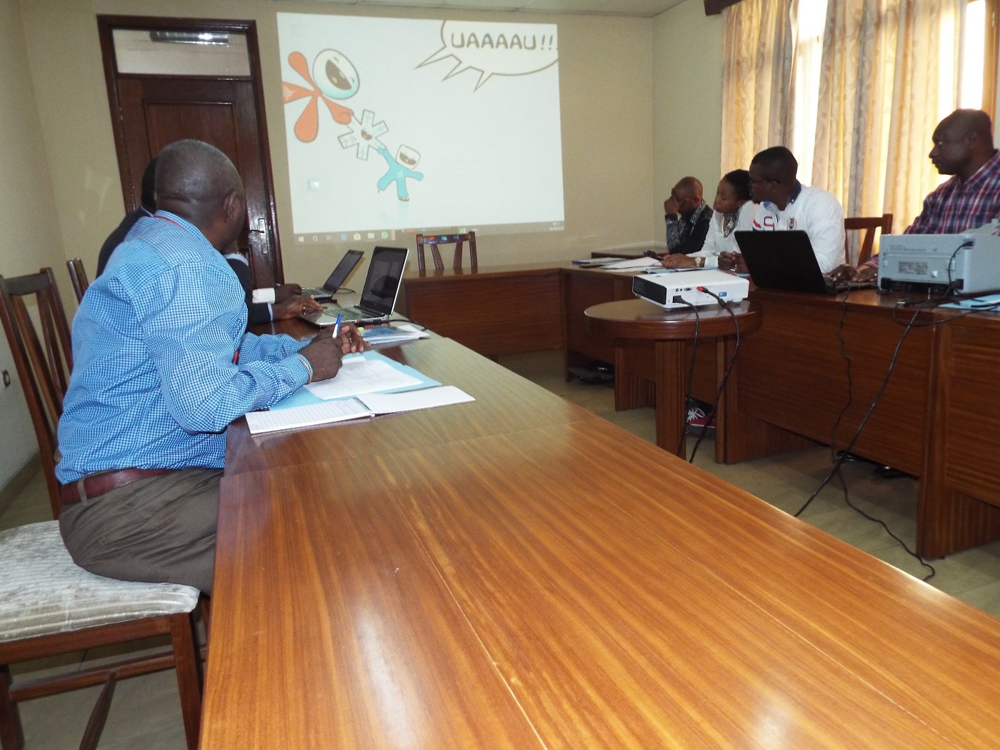 Des participants de l’atelier suivant les explications