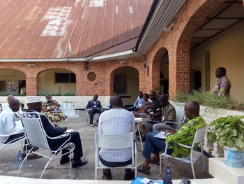 Un groupe de participants en travaux de carrefour