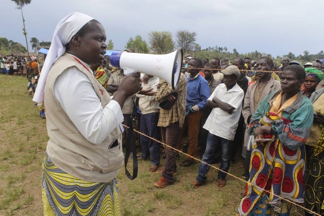 Rév. Soeur Angèle Gapio, Coordinatrice des Urgences de la Caritas Bunia, s'adressant aux bénéficiaires