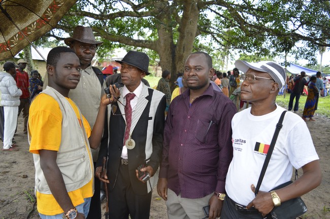 Le Chef de Kalamba (Kete), interviewé aux côtés du fils du Chef du Groupement Mpanga-Matadi (Kuba), représentant son père en route vers Kakenge et d'un responsable de la Caritas Mweka