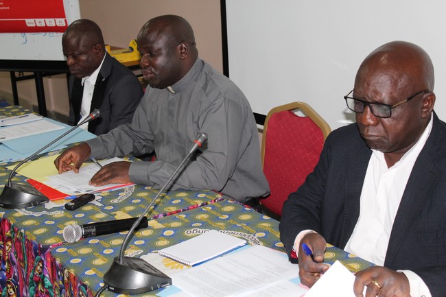 M. Abbé Eric Abedilembe ouvrant l'atelier d'échanges avec les Secrétariats Généraux