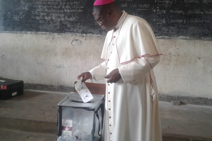 Mgr-Jos-Moko-vque-dIdiofa-entrain-de-sacquiter-de-son-devoir-civique-le-dimanche-30-dcembre-2018-2310x1533_c-8c9