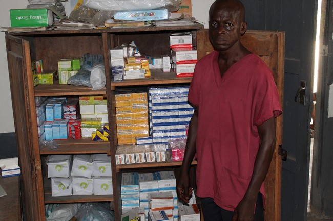 L'IT Solomo dvant la pharmacie du Centre de Santé CDI