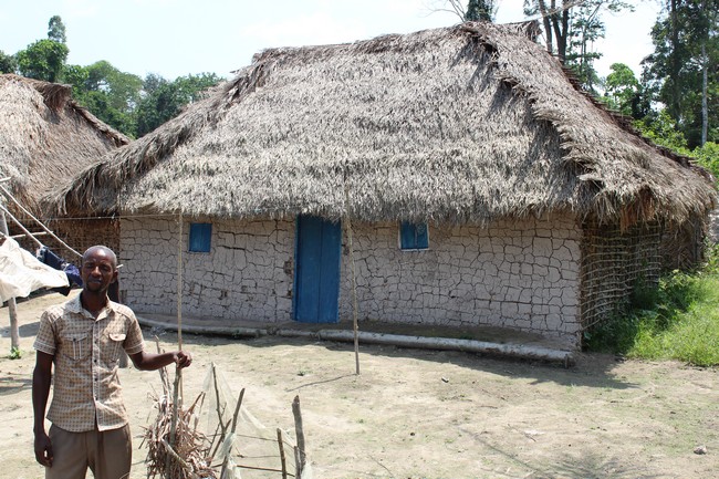 Mr Jean-Pierre Lokango devant sa maison