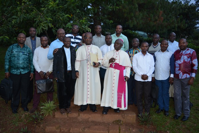 Six-Caritas-autour-de-Mgr-Willy-be1