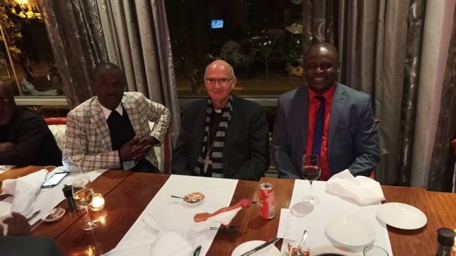 Son Excellence Monseigneur l'Archevêque de Capetown a honoré de sa présence le dîner de clôture offert par le CPLO. Ici en conversation avec le Directeur du BLP/CENCO M. Jean-Paul MULYANGA. À gauche le Directeur du BLP/Congo-Brazzaville, M.  l'Abbé Jonas.