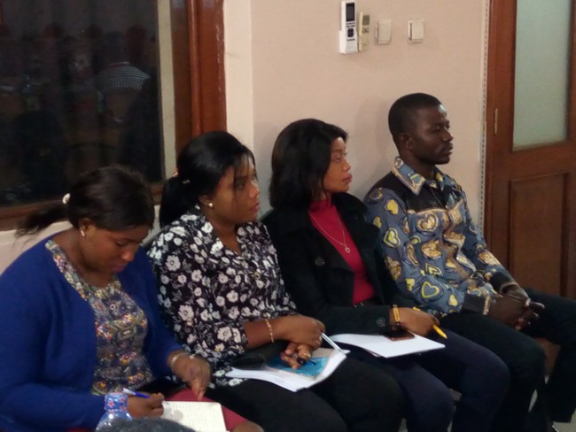 Les deux Collaboratrices (au milieu) aux côtés de Mme Mona à l'atelier sur les NGCI