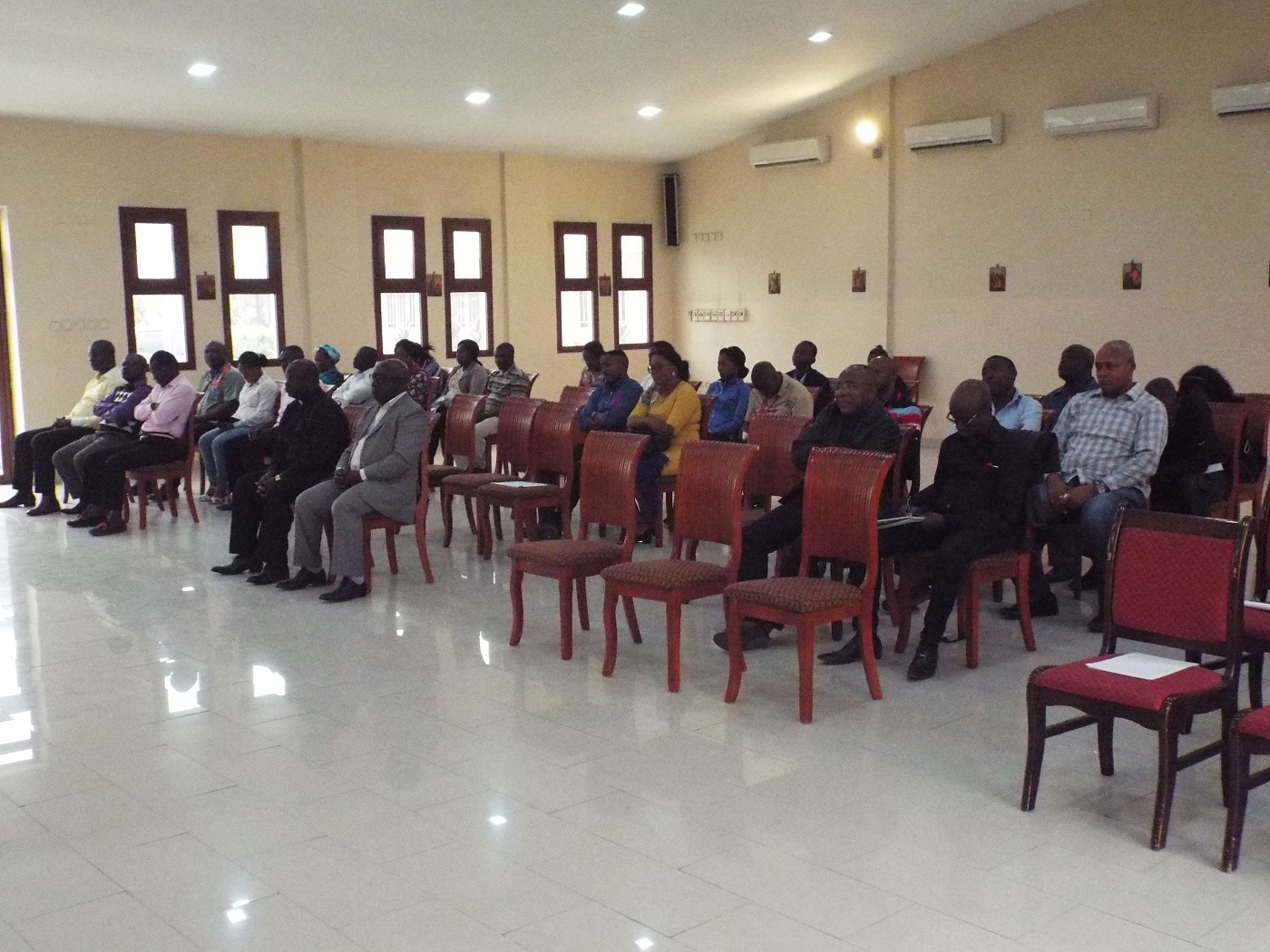 Des agents de la Caritas Congo Asbl lors de la prière hebdomadaire de mercredi. Des agents de la Caritas Congo Asbl lors de la prière hebdomadaire de mercredi.