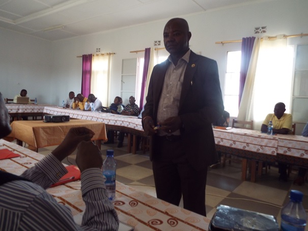 Le facilitateur André MATHUNABO expliquant le rôle et l’importance de la capitalisation des expériences