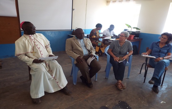 A gauche de Mgr Fulgence Muteba le chef de secteur Moero M. Kazembe qui a pris part à l’ouverture de l’atelier A gauche de Mgr Fulgence Muteba le chef de secteur Moero M. Kazembe qui a pris part à l’ouverture de l’atelier