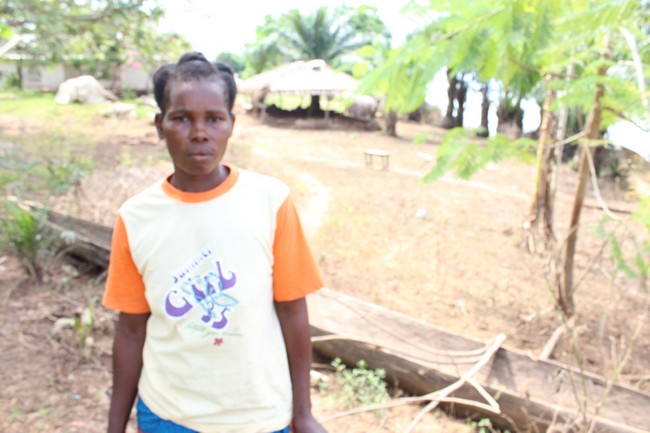 Mme Pierrette devant sa parcelle victime de l'inondation