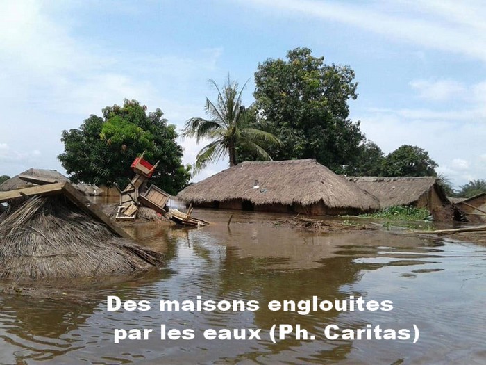 Des-maisons-englouties-Mobayi-Mbongo-55f