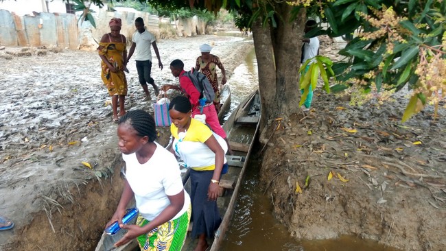 Traversée de l'avenue Yasuba en pirogue/Caritas