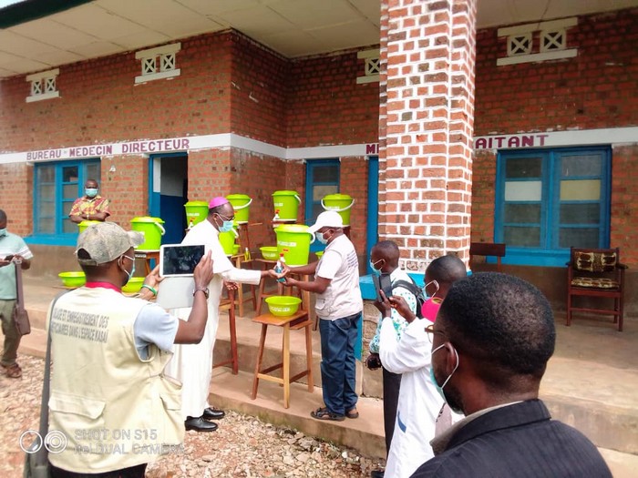 Luebo-Mgr-Tshitoko-lave-mains-477