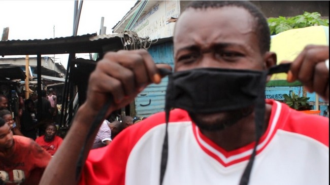 Mr Raphaël, fier de porter son masque lui remis par la Caritas