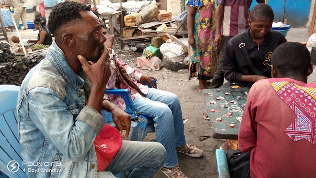 Des jeunes hommes avec masques en poches au Quartier 6 à Ndjili
