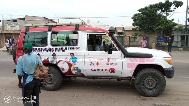Un des véhicules de Caritas dotés de lance-voix pour la sensibilisation