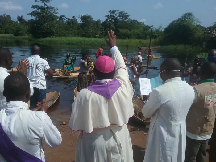 Pirogues-Budjala-femmes-e3b