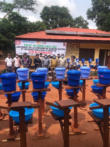 Vue des lave-mains présentés par la Caritas à Gemena