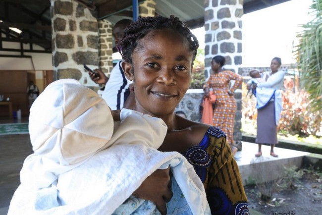 Mme Aline MUSHAMUKA avec son bébé venu recevoir le vaccin contre la rougeole