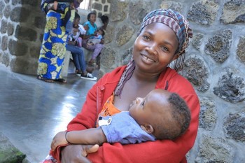 une vue de Anita MAPENDO, venue avec son garçon recevoir la Vitamine C ainsi que le vaccin contre la rougeole
