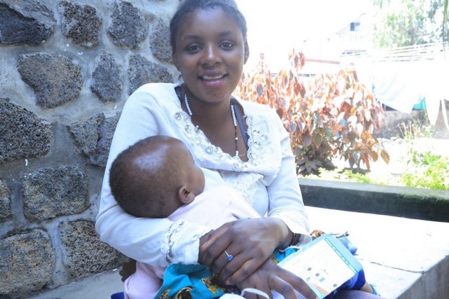 Femme-allaintante-Caritas-Goma-contre-la-rougeole-27b