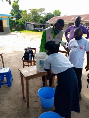  Une élève reproduisant le lavage des mains