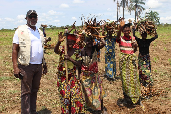 Luiza-des-mamans-au-champ-Kanyikuna-b75