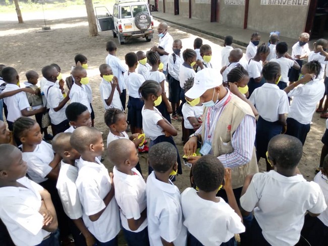 Des élèves recevant des masques de la Caritas