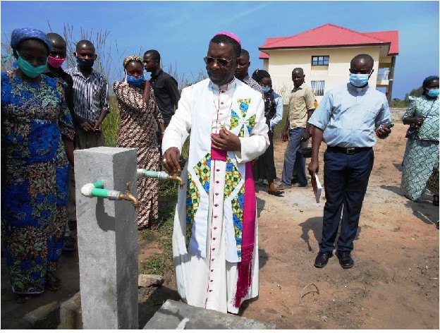 Tshumbe-Mgr-fontaine-eau-ada