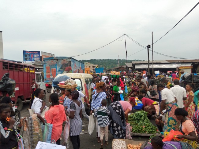  Ambiance sur le côté du marché du Rd-Point Ngaba donnant sur avenue By-Pass