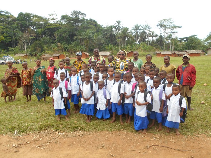 Wamab-Mgr-Justin-avec-lves-Pygmes-en-uniforme-9b3