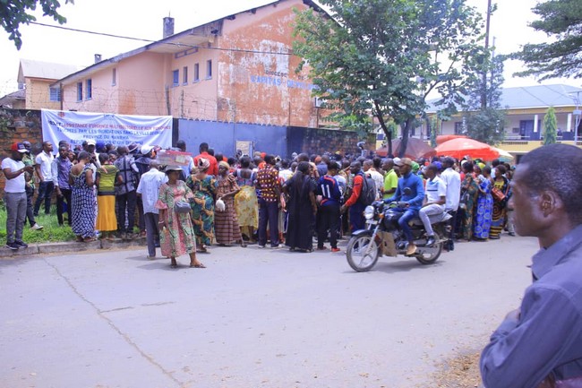 Vue des bénéficiaires à l'extérieur de la Caritas Kindu