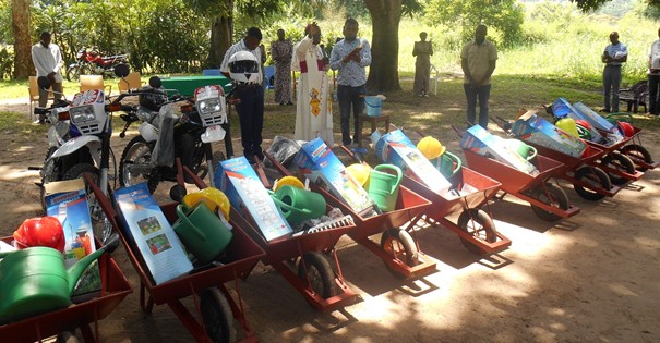 Remise officielle des outils aratoires aux OBC par Mgr Timothé BODIKA