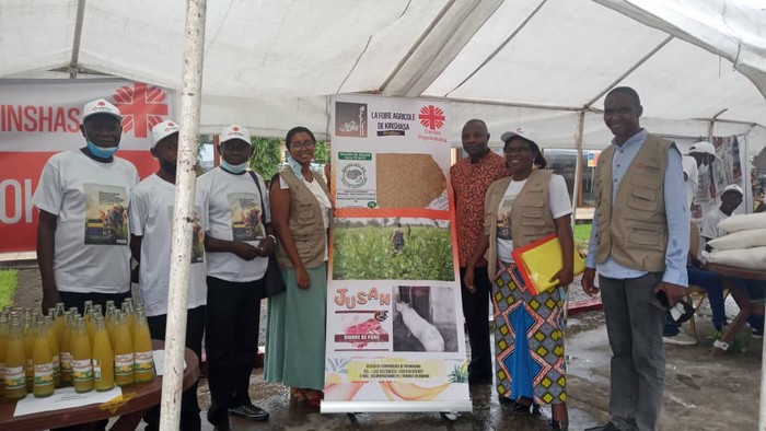 Mme Rachelle H Arnoux avec le Staff Caritas et des exposants posant à la foire agricole