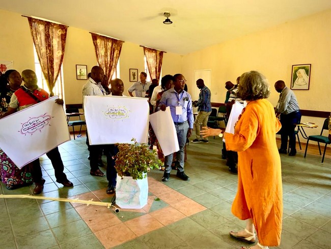 Des participants repartis en groupes