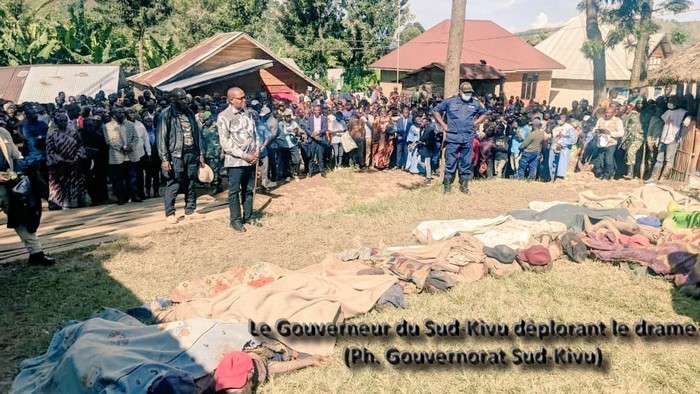 Kalehe_Gouv_devant_des_corps-516